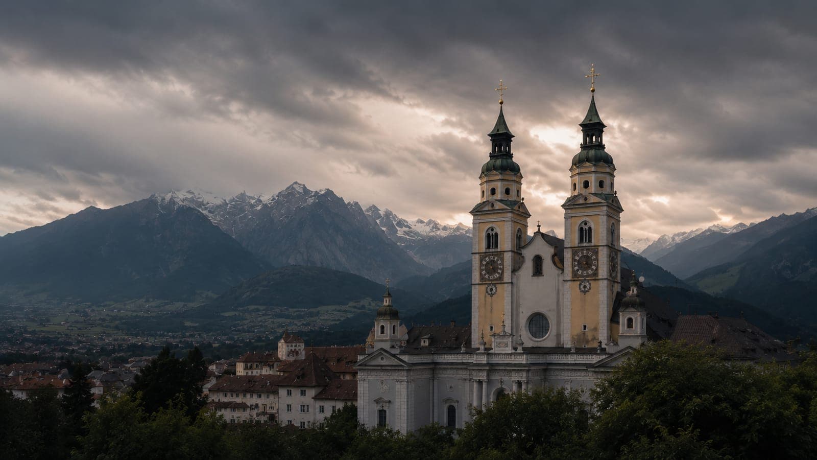 Türme des Brixner Doms vor Bergkulisse in Südtirol