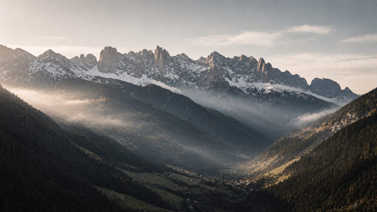 Eisacktal-Schlucht mit aufragenden Felswänden in Südtirol