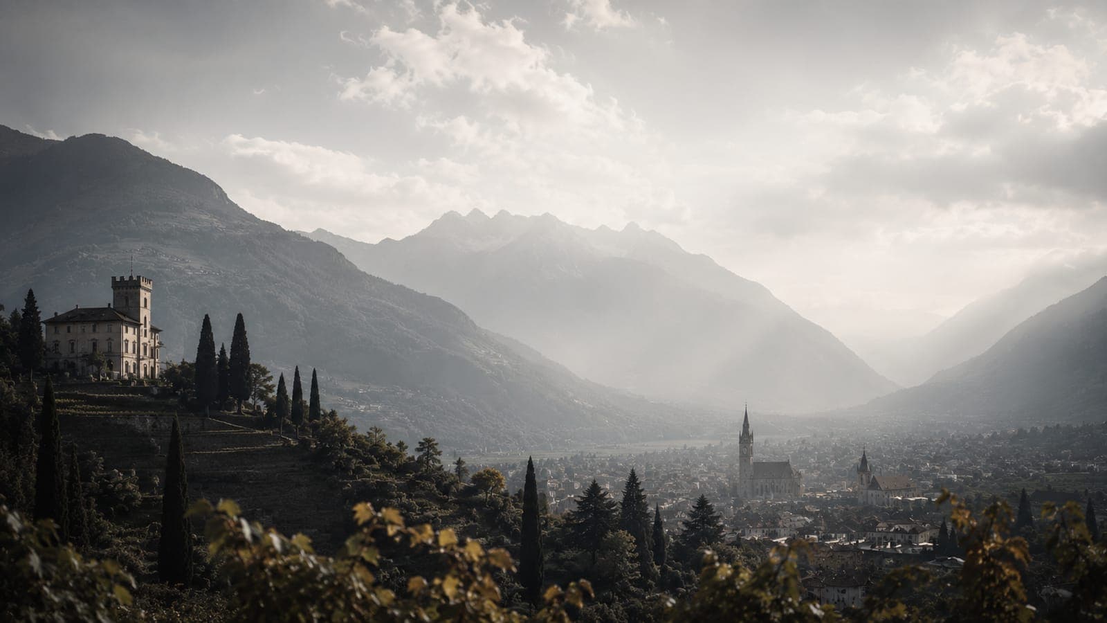 Meran umgeben von Bergen und Nebel in Südtirol