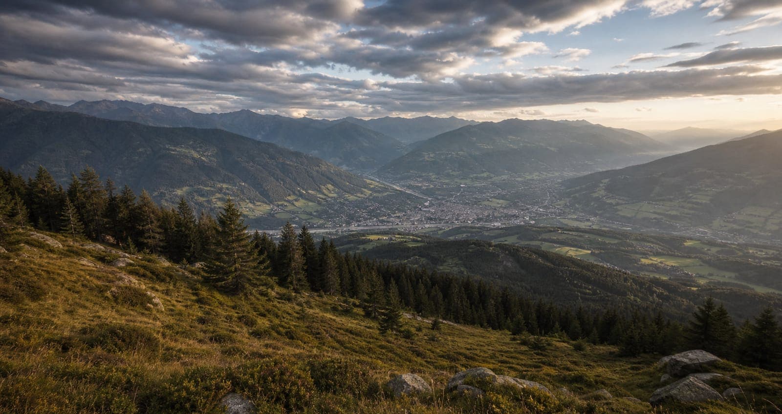 Plose oberhalb von Brixen mit Wald, Wiesen und Blick ins Eisacktal