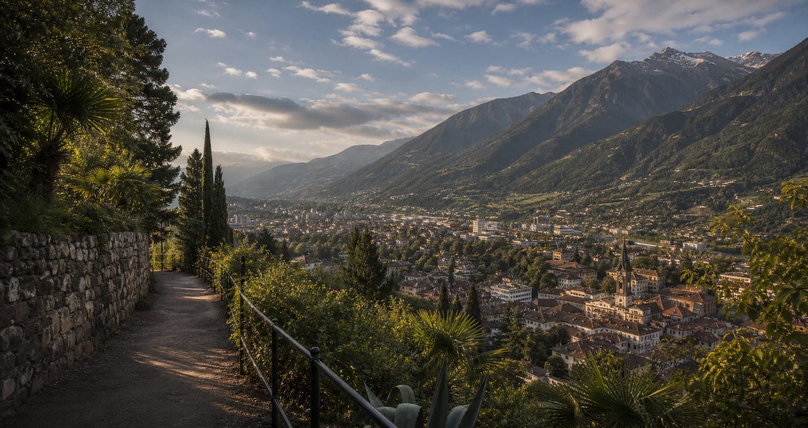 Tappeinerweg über Meran mit mediterranen Pflanzen und Blick zur Texelgruppe