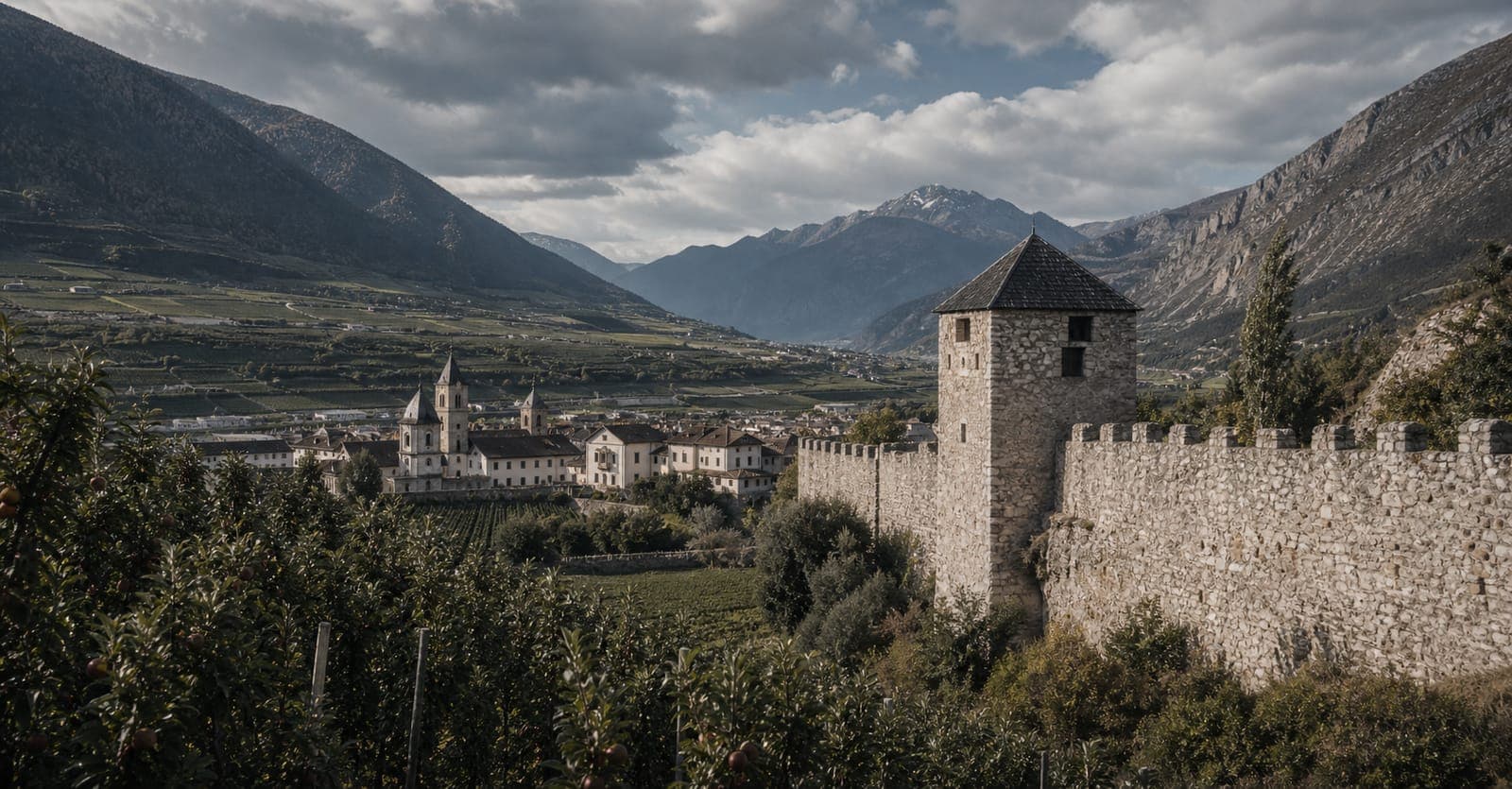 Vinschgauer Tal mit hellem Marmor, alten Mauern und weitem Licht